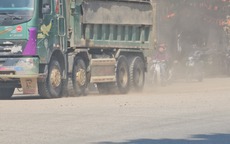 Hà Nội: Phố Tân Mỹ tan hoang vì xe tải, đường lún nứt, bụi bay khắp nơi