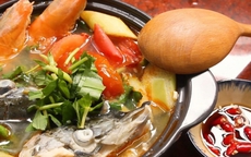 Đang mùa mận, thả ngay vài quả vào nồi canh cá nấu riêu kiểu này, vị chua thanh thoát át sạch mùi tanh