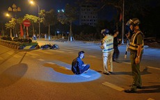 Video phẫn nộ: Thanh niên đi xe máy lạng lách 'thông chốt', tông bay rào sắt trong đêm