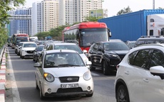 Người dân dồn về cửa ngõ Hà Nội sớm sau kỳ nghỉ, CSGT tạm đóng đường phân luồng