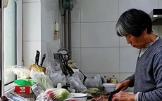 Tuổi già sống cùng con: Tưởng hạnh phúc, ai ngờ trở thành người thừa