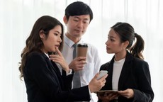 Quay lại làm việc sau nghỉ hưu, cựu trưởng phòng chết lặng khi nghe đồng nghiệp nói sau lưng