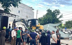 Căn nhà bất ngờ đổ sập khi đang sửa chữa, 3 nạn nhân bị vùi lấp