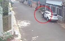 Để quên chìa khóa trên xe, chủ ô tô tá hỏa khi bé trai 12 tuổi lái xe đi