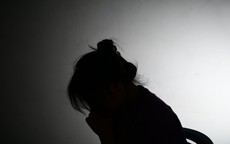 Vệt roi rướm máu và lời tự thú muộn màng của người mẹ trẻ bạo hành con: Đứa trẻ không có 'lốp dự phòng'