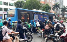 Hà Nội: Người dân hợp sức nâng xe buýt cứu nữ tài xế xe máy mắc kẹt sau va chạm