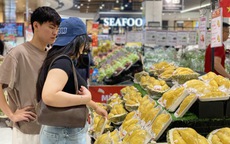 Sự thật đằng sau tấm biển sầu riêng 45.000 đồng xuất hiện ở lòng đường nhiều người dừng lại mấy người mua