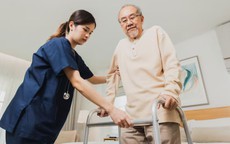 Tuổi già nằm viện không ai chăm, quyết định của tôi về tài sản khiến 4 con hoảng hốt