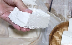 Nói thật: Ra chợ thấy 4 loại đậu phụ này, được cho không cũng đừng dại mang "mầm bệnh" về nhà