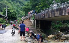 Ô tô chở dầu mất phanh tông vào lan can cầu, tài xế văng xuống suối tử vong
