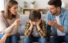 Cha mẹ càng hay nói 4 điều này, con cái càng dễ tổn thương và xa cách