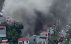 Hà Nội: Cháy lớn kèm khói đen bao trùm cửa hàng xe máy ở Hoài Đức