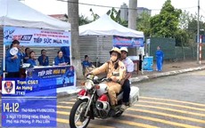 Thiếu tá CSGT dùng xe chuyên dụng đưa nam sinh Hải Phòng gặp sự cố trên đường đến điểm thi