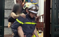 Hà Nội: Cắt 'chuồng cọp', giải cứu 4 người kẹt trong ngôi nhà 5 tầng bốc cháy rạng sáng