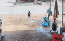 Xót xa cảnh cháu bé 3 tuổi bị xe tải tông tử vong khi đột ngột băng qua đường