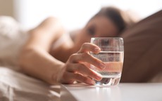 Sau tuổi 55, uống nước buổi sáng thế nào để giảm nguy cơ đột quỵ? 4 lưu ý nhiều người vẫn đang bỏ qua