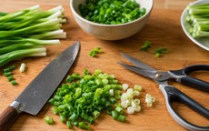 Nên thái hành lá bằng dao hay dùng kéo cắt mới ngon?
