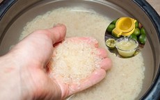 Vắt vài giọt chanh vào nồi cơm: Mẹo nhỏ giúp cơm trắng hơn, tơi hơn nhưng có thực sự hiệu quả?