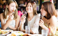 Nhìn cách ăn uống có thể đoán phần nào xuất thân của một người phụ nữ: 2 chi tiết rất khó giấu