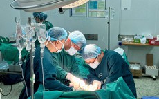 Người phụ nữ 67 tuổi ở Hà Nội mang khối u gan phình gấp 10 lần chỉ sau vài tháng dùng thuốc nam truyền miệng