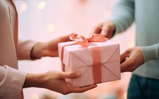 Tặng quà cũng cần EQ: 4 món quà người tinh tế thường tránh tặng người khác