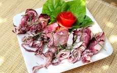 Bí quyết luộc mực tươi giòn, ngọt thơm như nhà hàng và món mực luộc lá lốt cực kỳ ngon cơm