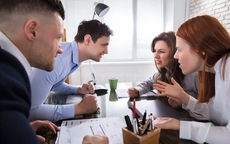 Bị sếp làm bẽ mặt trước đám đông, cãi lại là dại, im lặng cũng thiệt: Người khôn ngoan chỉ làm 2 việc này