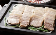 Luộc thịt đừng chỉ cho vào nồi nước rồi đun: Làm đúng 5 bước này, thịt trắng đẹp, mềm ngọt, ăn đến đâu thích đến đó