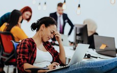 Sau tuổi 50, đứng dậy đi lại 5 phút mỗi giờ có thể mang lại khác biệt lớn cho sức khỏe