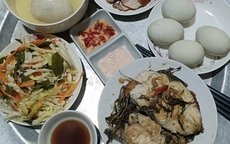 Đăng mâm cơm lên mạng, con dâu vô tình khiến mẹ chồng tổn thương