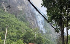 Sét đánh gây cháy rừng phòng hộ ở Ninh Bình, hơn 200 người căng mình dập lửa