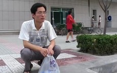 Cha nghèo cấm con làm thêm suốt 4 năm đại học, ngày tốt nghiệp cả hai mới nhận ra sai lầm quá muộn