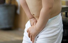 Bé trai 11 tuổi mặc cảm vì dị tật vùng kín, gia đình hối tiếc vì trì hoãn điều trị vì nghĩ trẻ lớn lên sẽ tự khỏi