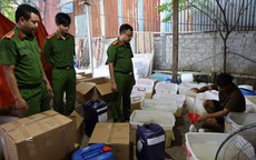 Ninh Bình: Khởi tố hai đối tượng cầm đầu đường dây sản xuất sữa tắm, dầu gội giả