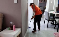 Làm giúp việc lương thấp suốt 10 năm, ngày nghỉ việc tôi chết lặng khi nhìn 2 tờ giấy bà chủ đưa