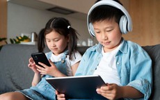 Trẻ xem điện thoại từ nhỏ và trẻ không xem điện thoại: 10 năm sau khác biệt rõ rệt