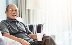 Nghỉ hưu 5 năm, tôi mới thấm: Thà đi bộ, đi du lịch một mình còn hơn làm 2 việc khiến tuổi già thêm mệt mỏi