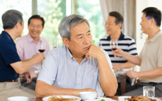 Sau nghỉ hưu, cụ ông quyết giữ chặt tiền và tránh xa 1 kiểu bạn: Càng nể càng thiệt