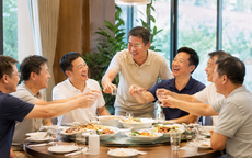 Sau khi phá sản, tôi vẫn sĩ diện thanh toán hóa đơn họp lớp, về nhà mới hiểu thế nào là tình bạn