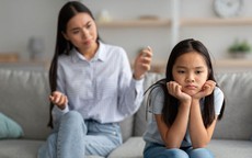 Khi con trưởng thành, nhiều cha mẹ mới nhận ra mình đã sai ở 4 điều