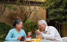 Đến tuổi 60, người khôn ngoan không tiêu 3 loại tiền, không đến 3 nơi, không gặp 3 kiểu người
