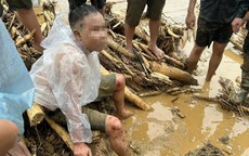 Vừa được cứu khỏi dòng lũ, người đàn ông thất thần tìm vợ và con mất tích