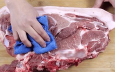 Cẩn trọng với chiếc khăn người bán thịt thường dùng để phủ lên thịt lợn