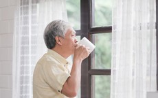 Sống với con gái 3 năm, cha già lặng lẽ về quê vì một cuốn sổ