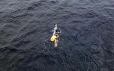 17 giờ xé sóng biển đêm: Hành trình vượt giới hạn của kình ngư khuyết tật và thông điệp 'Không gì là không thể'