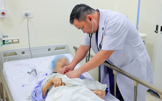 Cụ bà 84 tuổi sốc tim nguy kịch vì van tim thoái hóa sau 14 năm, được cứu sống nhờ chiến lược điều trị 2 giai đoạn