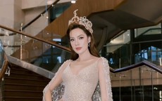 Hoa hậu Lê Hoàng Phương khoe dáng chuẩn đồng hồ cát