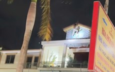 Cảnh sát dùng xe thang cứu người đàn ông có biểu hiện bất thường trên mái nhà 3 tầng