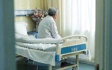 Nằm viện 7 ngày, nhìn thái độ của 3 con, tôi mới hiểu: Tuổi già muốn an nhàn phải giữ chặt 3 thứ