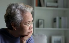 Dốc hết tiền cho con mua nhà, khi ngã bệnh tôi mới nhận ra sai lầm lớn nhất tuổi già